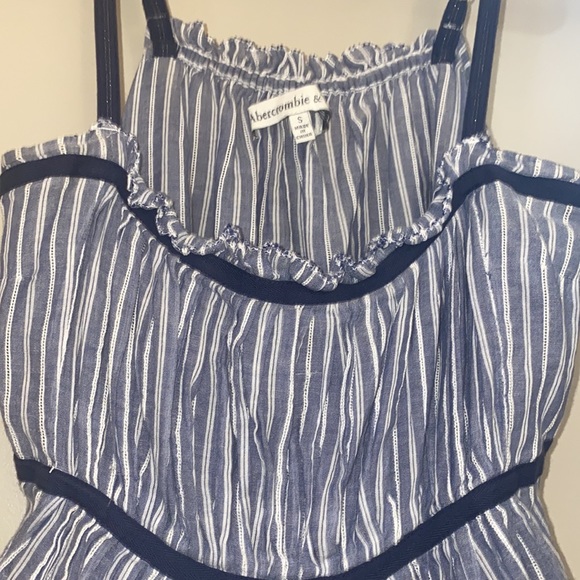 A&F light & flowy top 🌼 - Picture 3 of 6